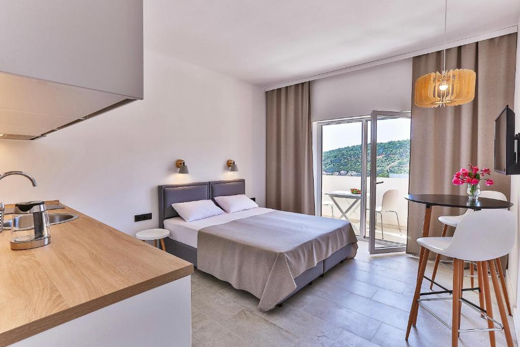 una camera d'albergo con letto e cucina di Magic Point a Kruče