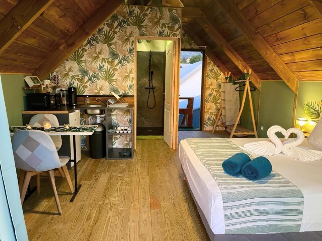 Postel nebo postele na pokoji v ubytování Anaélodge