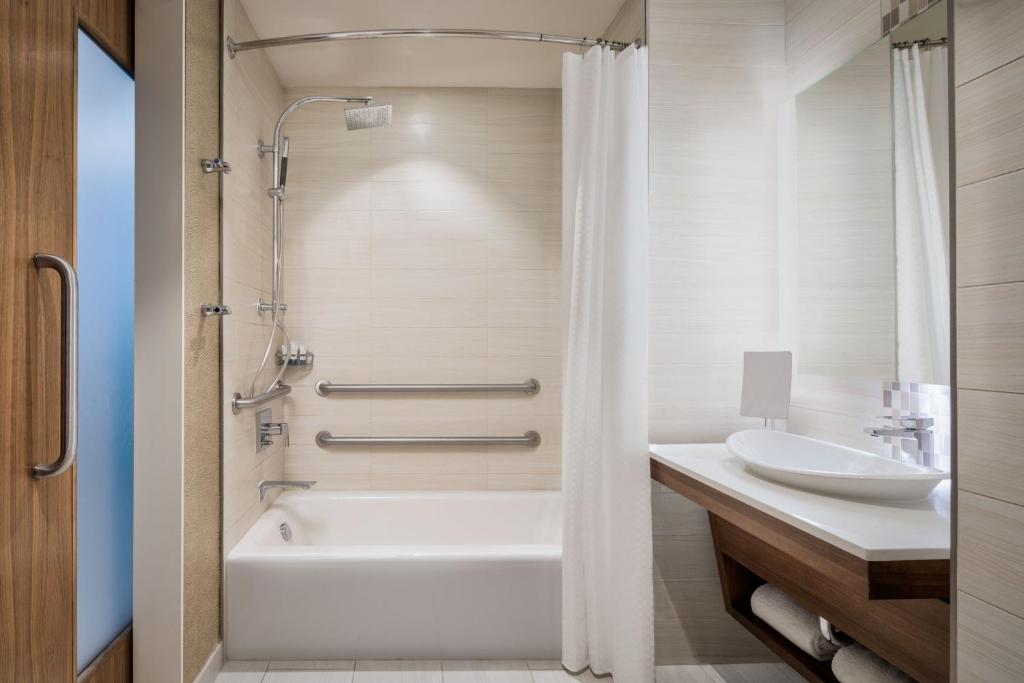 The Westin Dallas Downtown - Deluxe Queen Room Met Twee Queensize Bedden En Aangepaste Kuip - Mobiliteit En Gehoor Toegankelijk