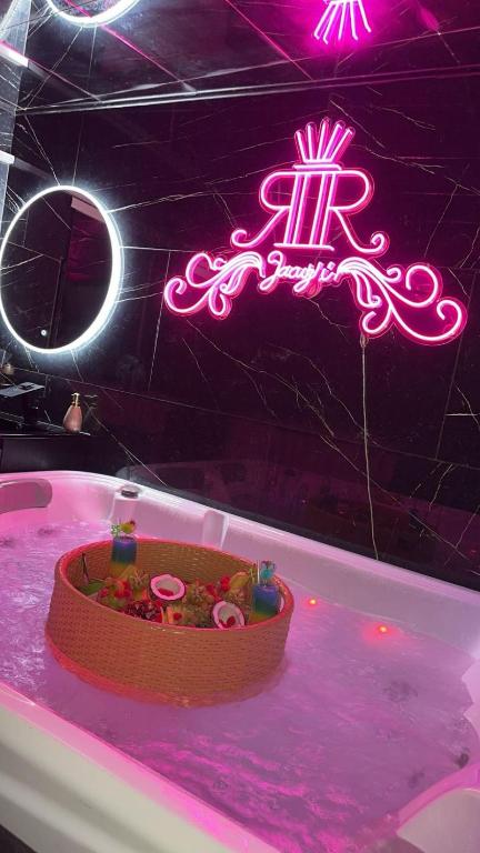a bath tub with a toy in the water at RR Jacuzzi in Saint-Laurent-des-Arbres