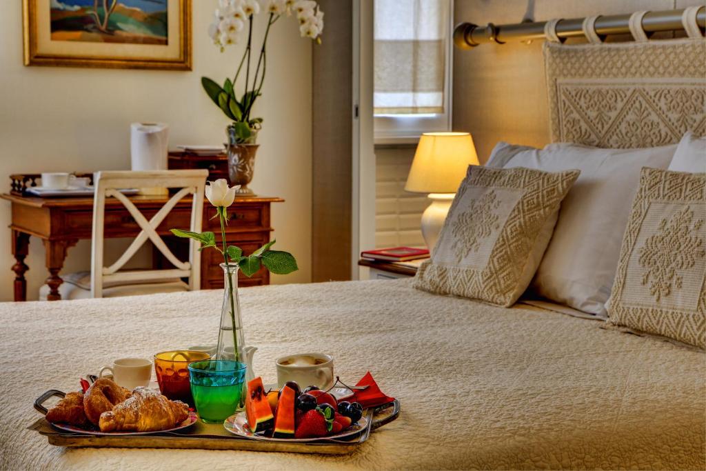 taca z jedzeniem i napojami na łóżku w obiekcie Casa Sotgiu Guest House w Rzymie