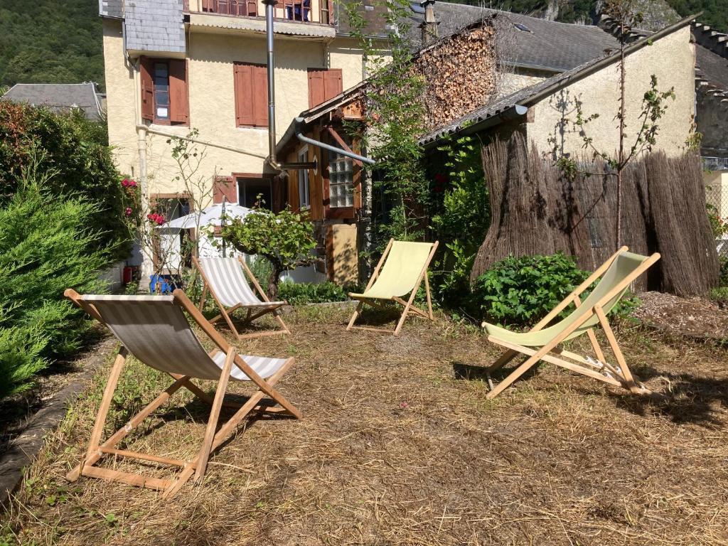 a group of lawn chairs sitting in a yard at Maison de 4 chambres dans les Pyrénées in Cierp