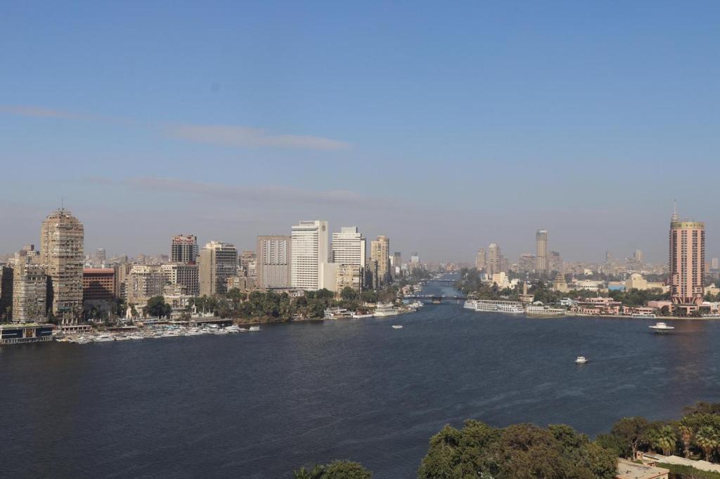 vista su un fiume in una città con edifici di Jasmine Nile Sky Hotel a Il Cairo