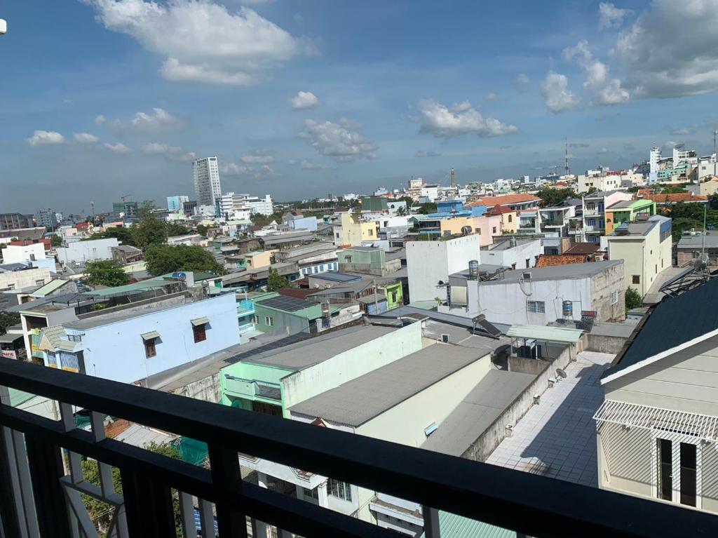 uma vista para a cidade a partir de uma varanda em NHÀ NGHỈ THANH XUÂN- Có cho thuê xe máy và xuất hóa đơn em Ấp Ðông An (1)