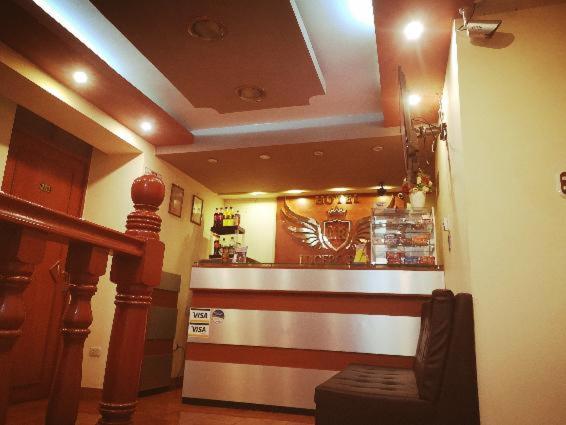 eine Küche mit einer Bar in einem Zimmer in der Unterkunft Hotel lucero real 1 in Tacna