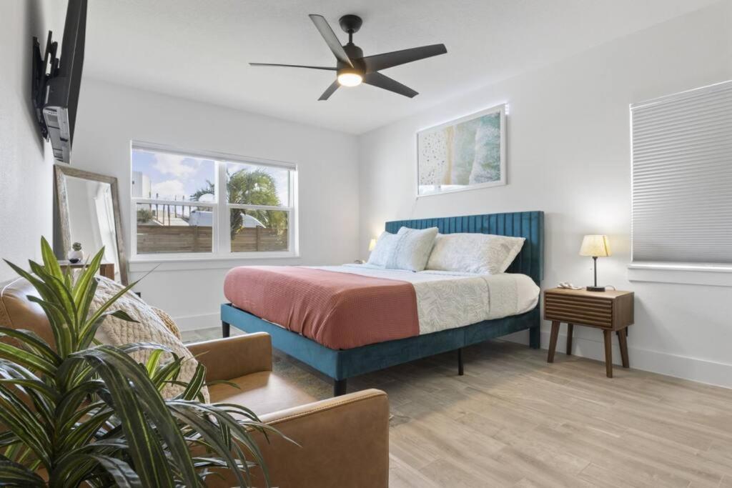 Schlafzimmer mit einem Bett und einem Deckenventilator in der Unterkunft B is for Beacon in St. Augustine