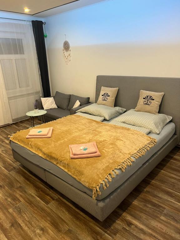 uma cama com duas toalhas num quarto em ApartmentsCarlsbad em Karlovy Vary