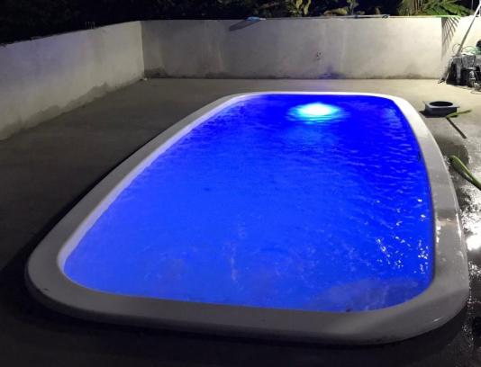 ein blaues Waschbecken mit einer blauen Flüssigkeit darin in der Unterkunft Casa Itamambuca in Ubatuba