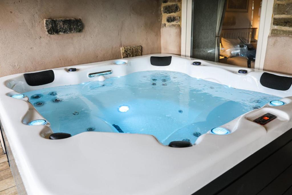 Fotografie z fotogalerie ubytování Tanyard Barn - Luxury Hot Tub & Secure Dog Field Included v destinaci Old Glossop