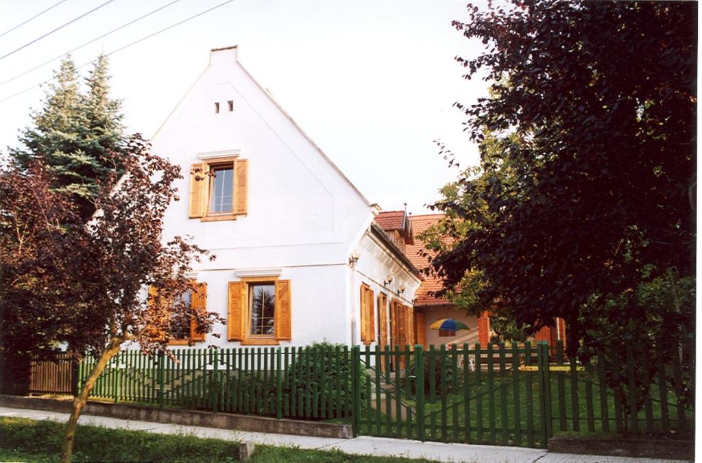 una casa blanca con una valla negra en Berek Ház, en Balatonberény