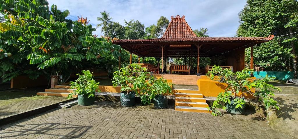 婆羅浮屠的住宿－Anugrah Borobudur 1 & 2，一座带盆栽凉亭的建筑