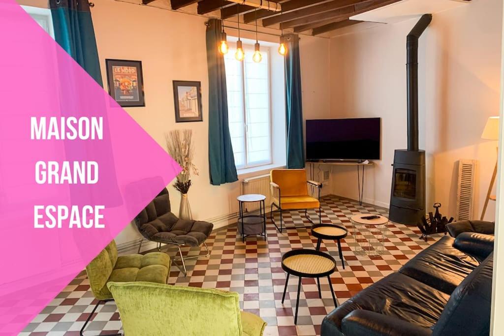 un salon avec un canapé et une télévision dans l'établissement Grande maison idéalement située: Les Arômes, à Wimereux