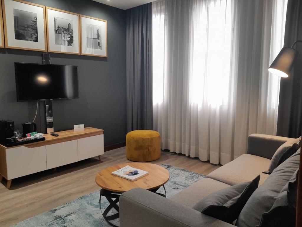 TV a/nebo společenská místnost v ubytování Hotel Silken Amara Plaza