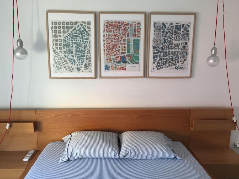 3 photos accrochées sur un mur au-dessus d'un lit dans l'établissement Beautiful & Bright Apartment Near Ramblas, à Barcelone