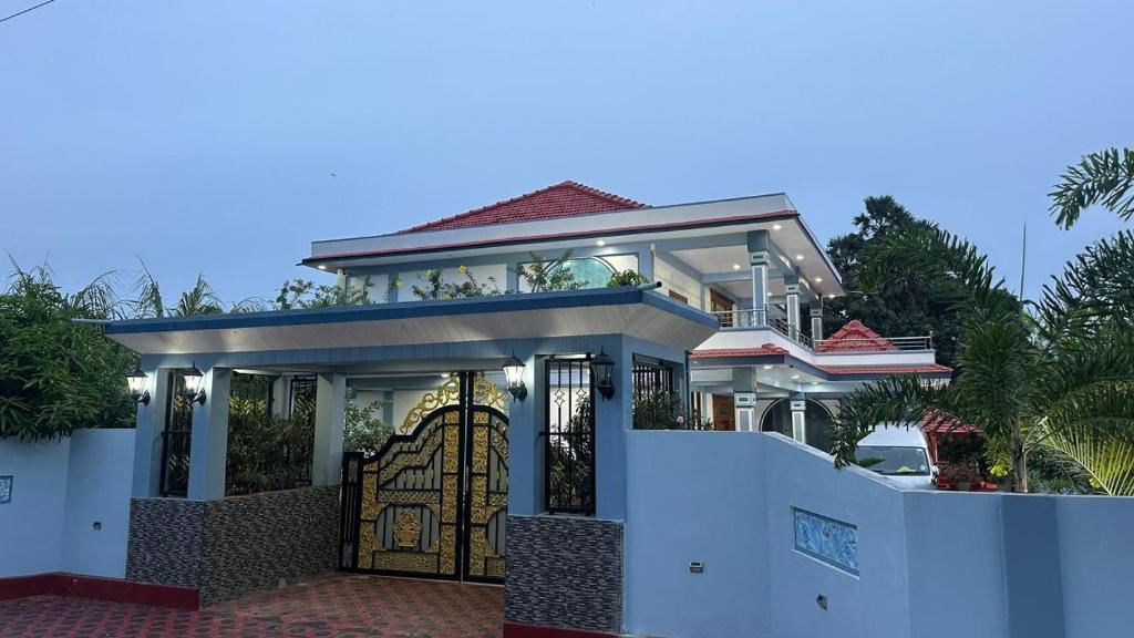 una casa con una puerta delante de ella en Santhosh Villa, en Point Pedro