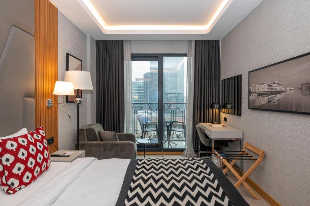 Postel nebo postele na pokoji v ubytování Ramada Encore by Wyndham Istanbul Sisli
