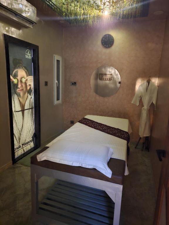 Postel nebo postele na pokoji v ubytování Hotel AK International - Chennai