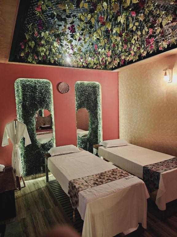 Postel nebo postele na pokoji v ubytování Hotel AK International - Chennai