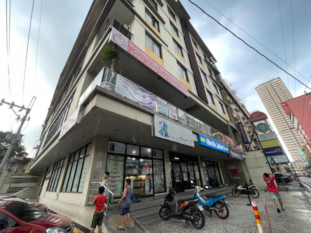 un groupe de personnes debout devant un bâtiment dans l'établissement Buenbyahe Rooms Studio Type Mandaluyong Edsa Shaw MRT Studio at F Residences Under new management, à Manille