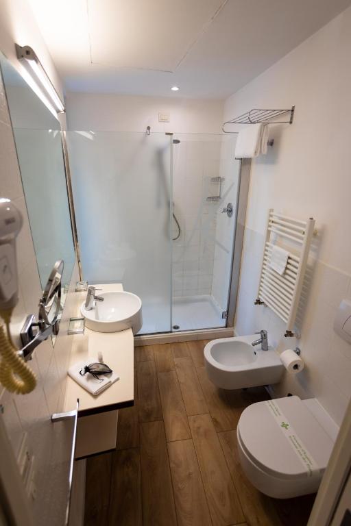 Koupelna v ubytování Black Hotel