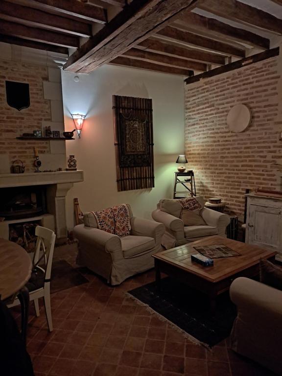 een woonkamer met 2 banken en een tafel bij verzée in Segré