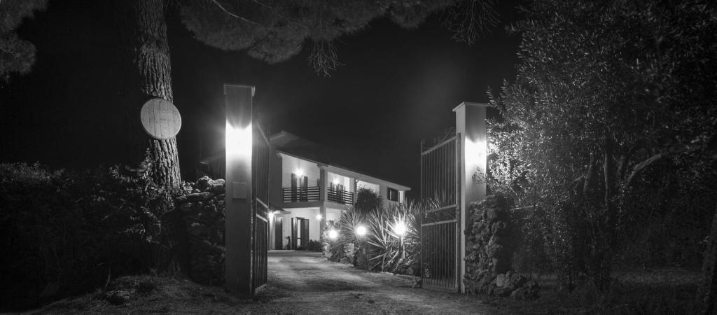 "Green" B&B Il Bracco في بارتينيكو: منزل فيه اضاءه في الليل