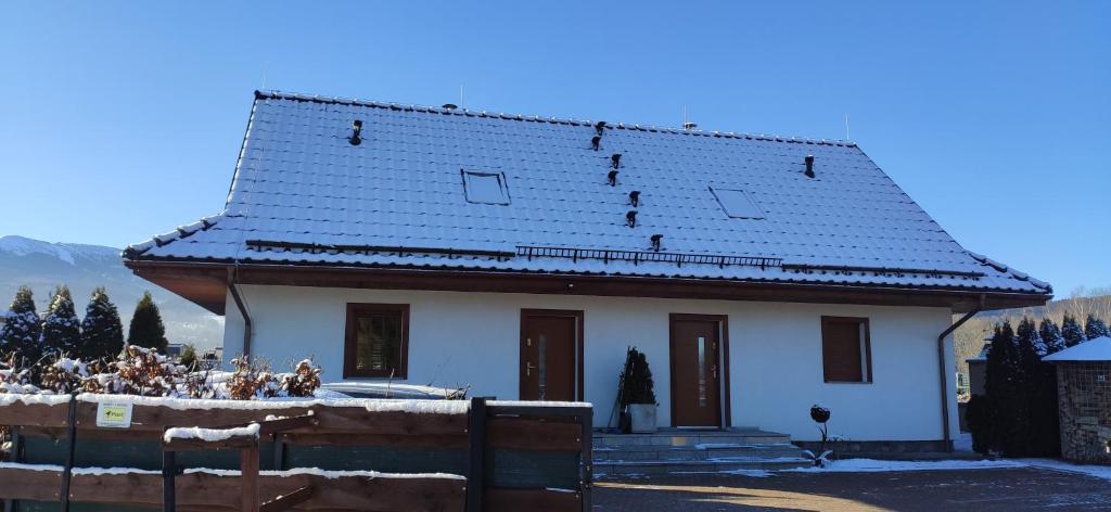 Výhľad na hory alebo výhľad na hory priamo z horskej chaty