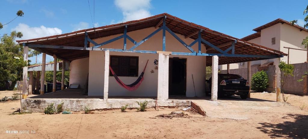 una casa siendo construida con un techo de gambrel en Casa boa vista, en Icapuí