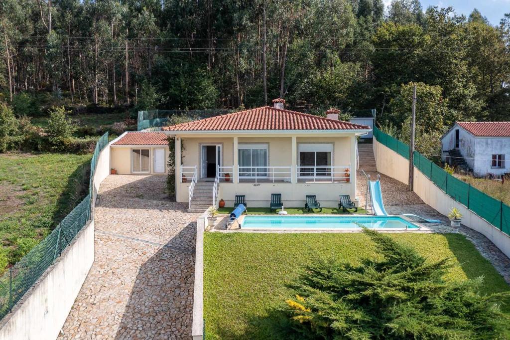 ein Haus mit einem Pool im Hof in der Unterkunft Casal do Porto in Vila Verde