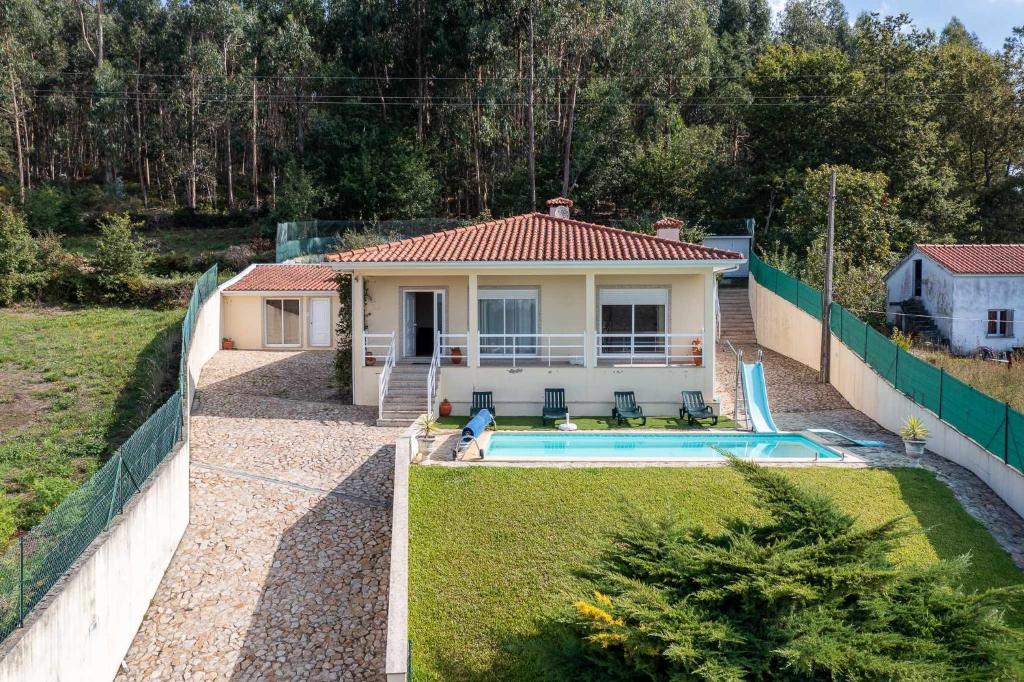 ein Haus mit einem Swimmingpool im Hof in der Unterkunft Casal do Porto - Um refugio de férias in Vila Verde