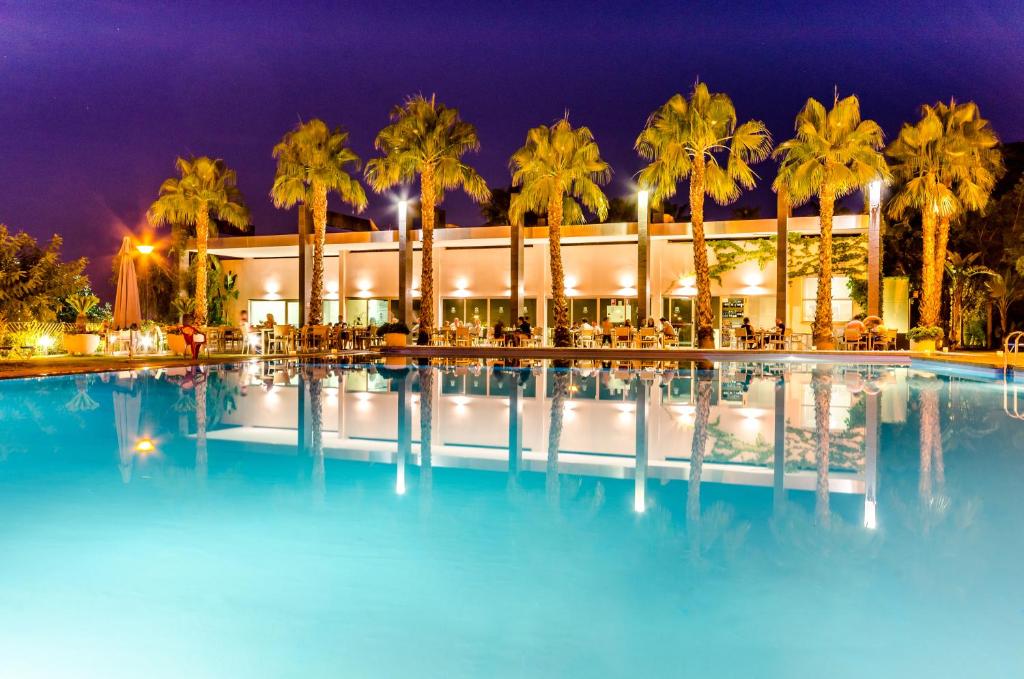 A piscina localizada em El Plantío Golf Resort ou nos arredores