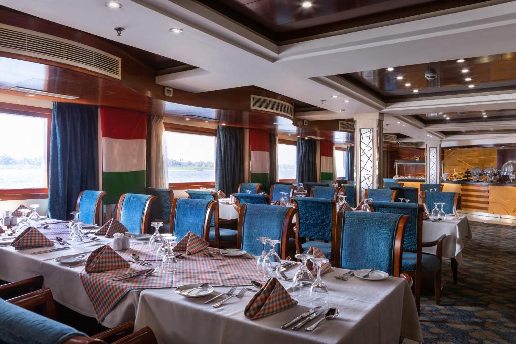 Restaurace v ubytování M/S Esmeralda Nile Cruise - 4 or 7 Nights From Luxor each Monday and 03 Nights From Aswan each Friday
