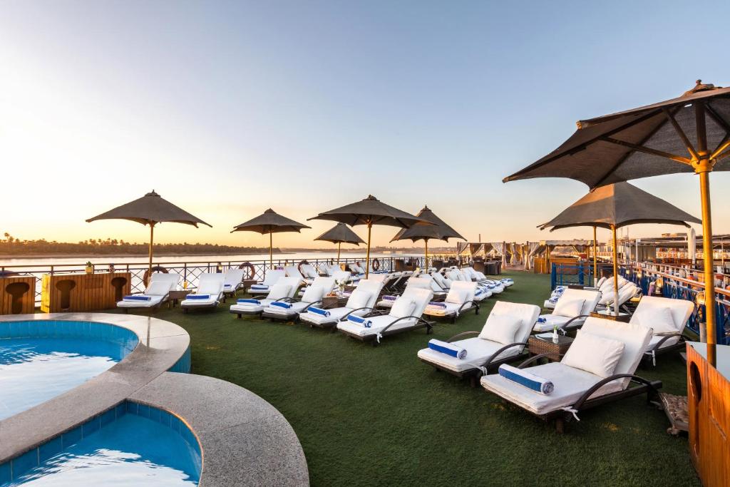 Bazén v ubytování M/S Esmeralda Nile Cruise - 4 or 7 Nights From Luxor each Monday and 03 Nights From Aswan each Friday nebo v jeho okolí