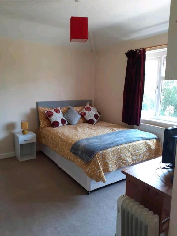 sypialnia z łóżkiem i oknem w obiekcie Welcoming Home Close to Transport Links w mieście Thornton Heath