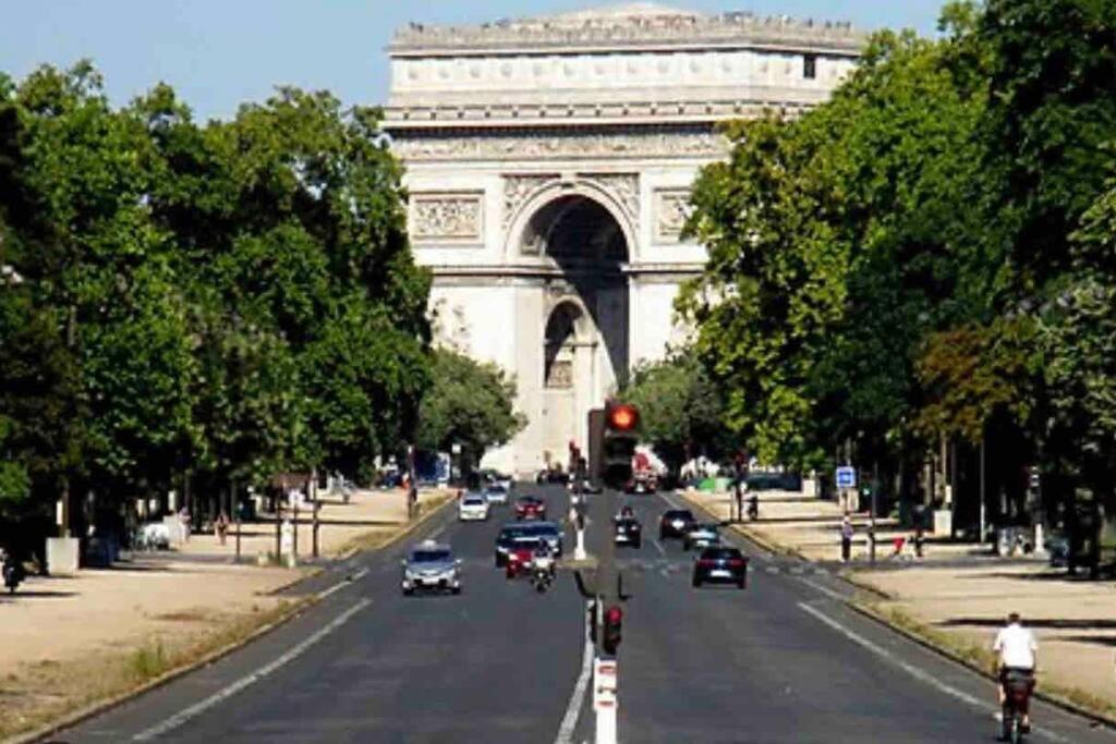 vista sulla torre Eiffel dalla strada di Appartement Terrasse Foch a Parigi