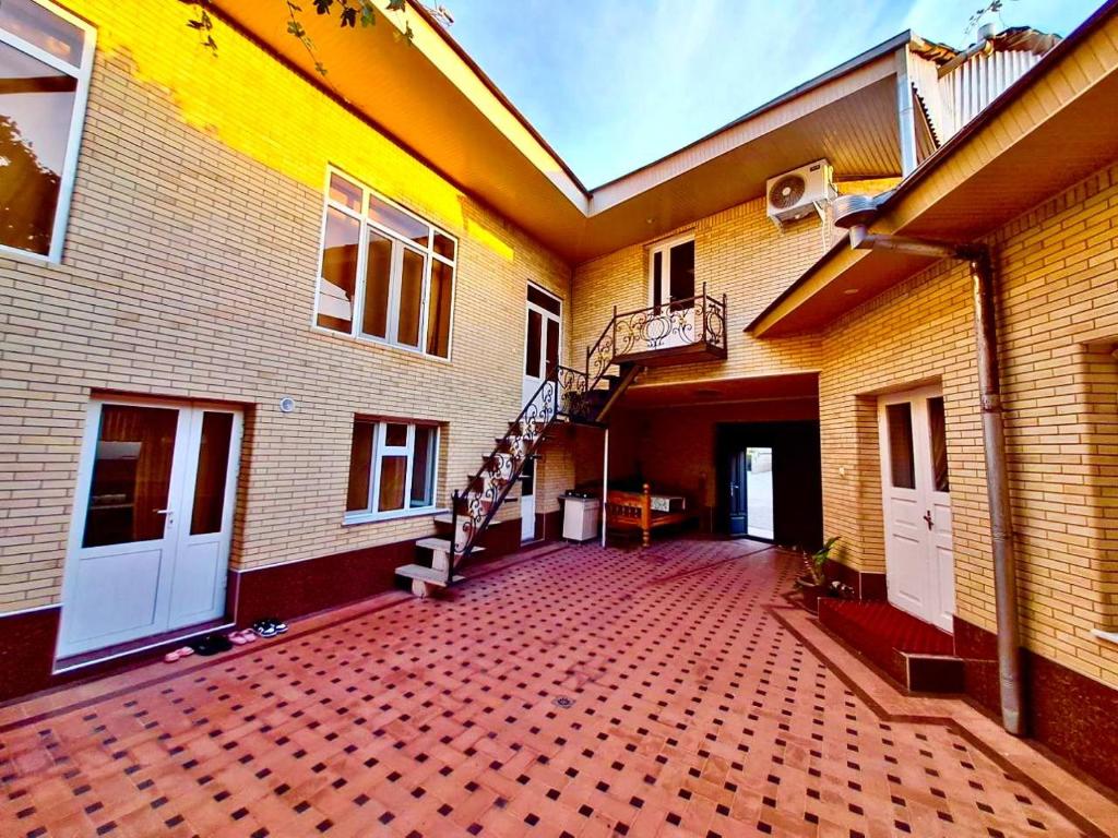 une cour vide d'un bâtiment avec un escalier dans l'établissement Aisha Guest House, à Samarcande