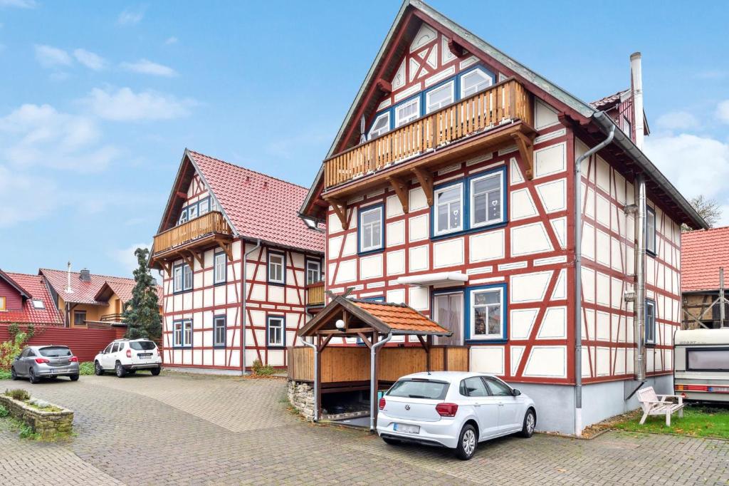 a house with a car parked in front of it at Apartments am Hainich - 59m2, 4 Personen, Küche, Netflix, Parken, Hunde Willkommen, Nationalpark in Hörselberg-Hainich