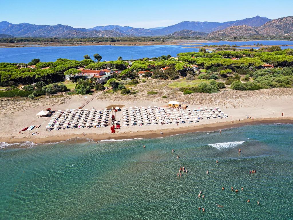 una vista aérea de una playa con gente en el agua en Colostrai Hotel Club, en San Priamo