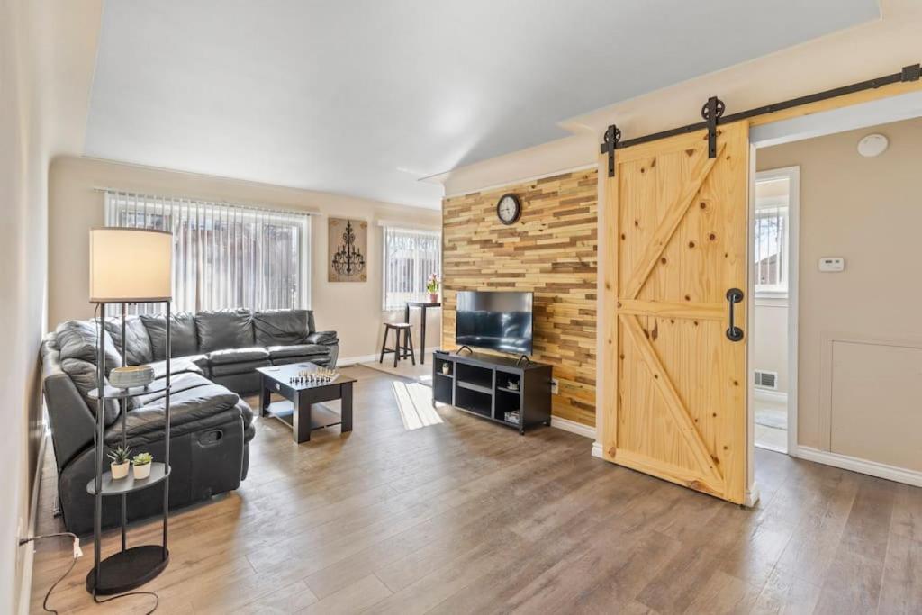 una sala de estar con una gran puerta corredera de granero en Modern Cozy 1 Bedroom Apartment in Shelby Township en Shelby