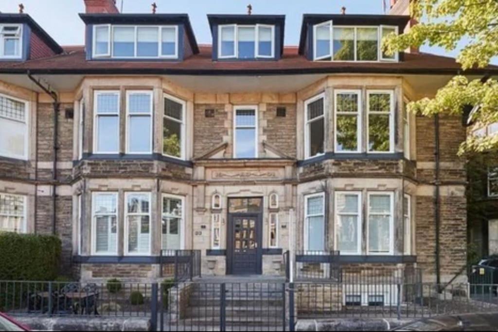 Casa de ladrillo grande con ventanas blancas en Town Centre Apartment Harrogate, en Harrogate