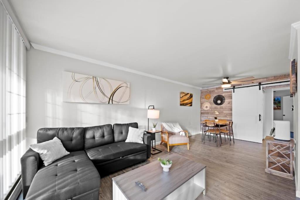 - un salon avec un canapé et une table dans l'établissement Stylish cozy 1 Bedroom Apartment in Ferndale MI, à Ferndale