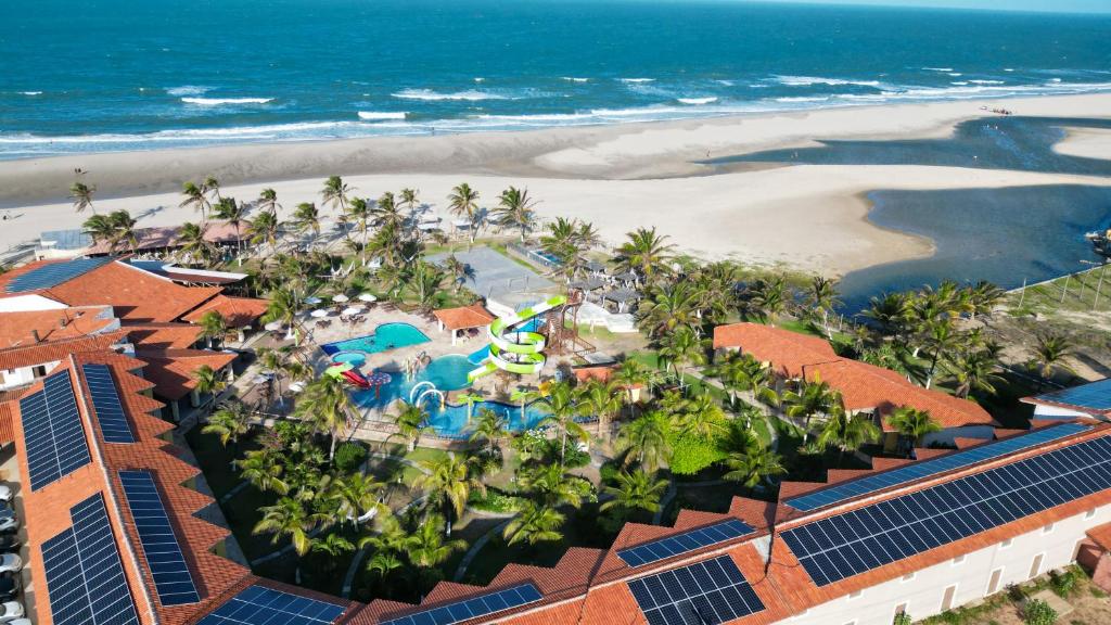 - Vistas aéreas al complejo y a la playa en Jangadeiro Praia Hotel Resort - Pé na Areia en Aquiraz