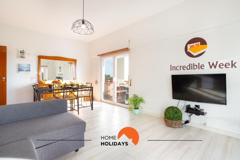 ポルシェスにある#193 Luxury Ocean View by Home Holidaysのソファと壁掛けテレビのあるリビングルーム