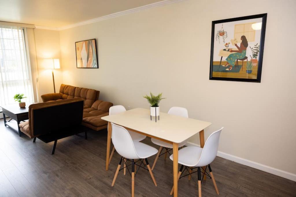 sala de estar con mesa, sillas y sofá en Stylish cozy 1 Bedroom Apartment in Ferndale MI, en Ferndale