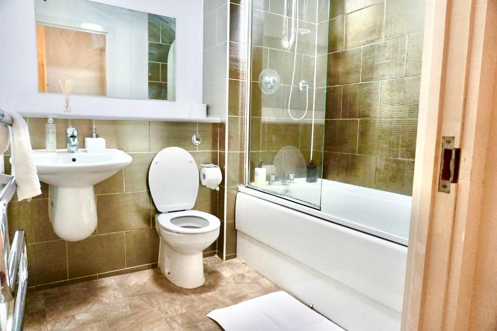 een badkamer met een toilet, een wastafel en een douche bij Spacious 2 Bedroom City Centre Apartment by Cloud Suites in Manchester