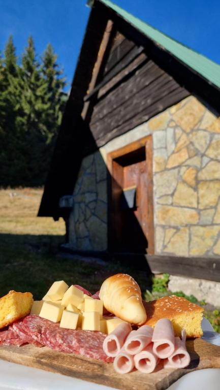 einen Teller mit Käse und ein Spielhaus in der Unterkunft Katun VRELA - Vergaševići in Bijelo Polje