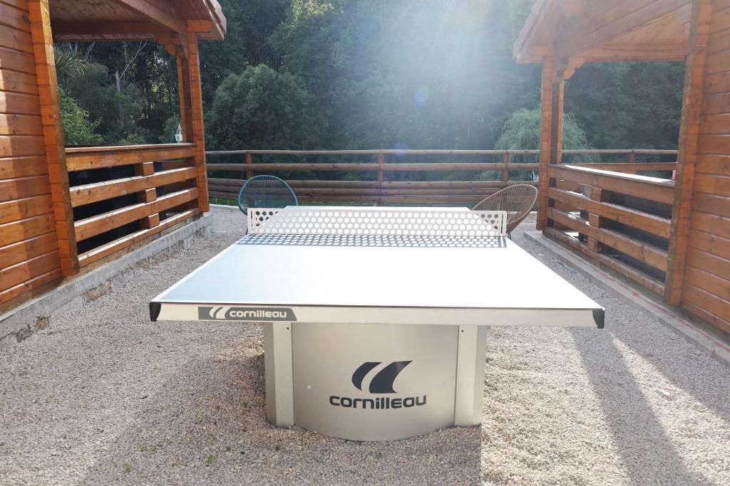 Stolní tenis v ubytování Les Chalets Du Marais nebo okolí