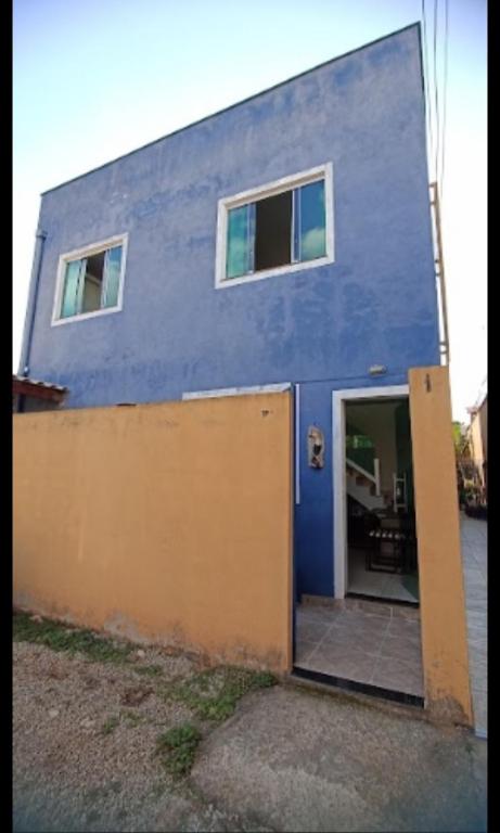 een blauw gebouw met een deur ervoor bij Casa temporada 