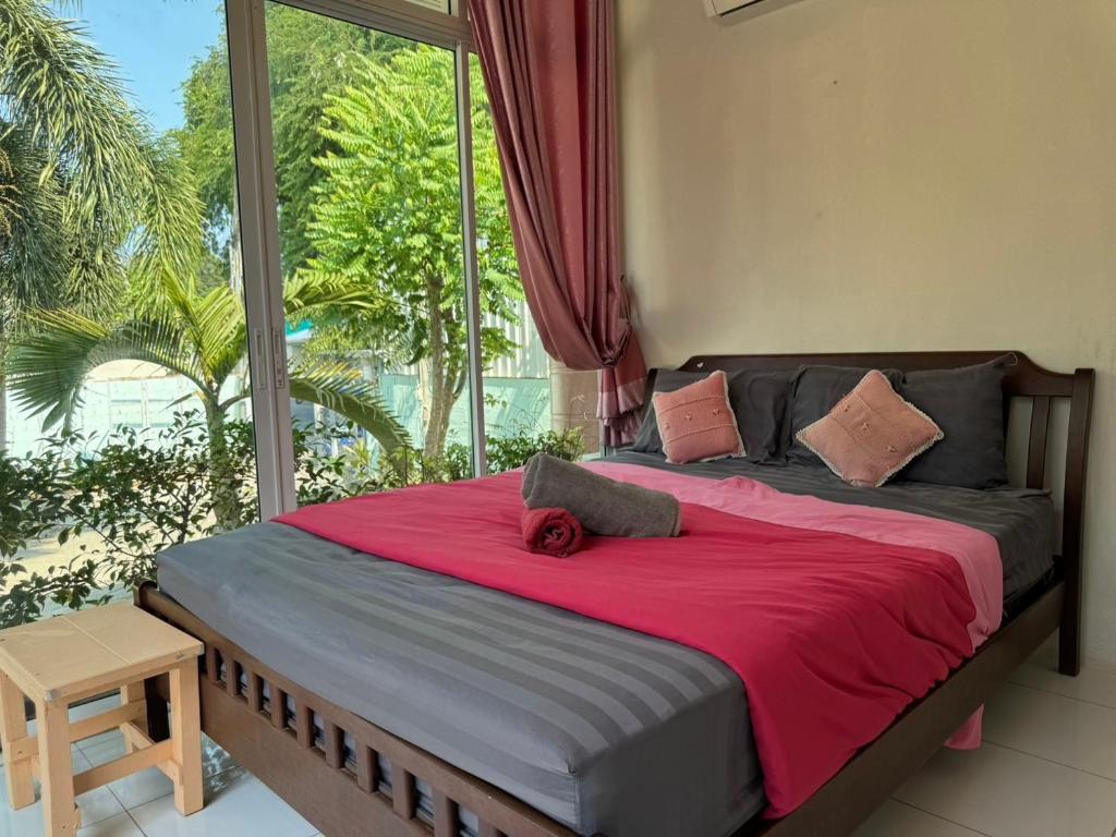 ラン島にあるCrypto Resort - Koh Larnの大きな窓付きの客室のベッド1台分です。