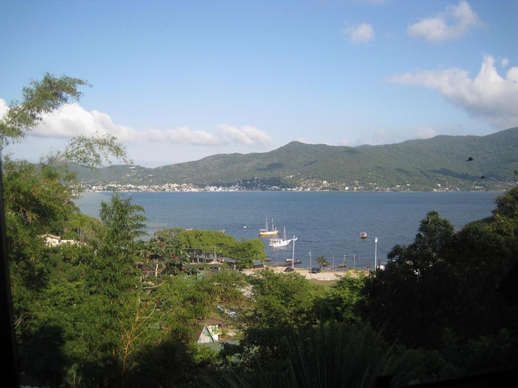 uma vista para um grande corpo de água com um barco em Studio Formana em Florianópolis